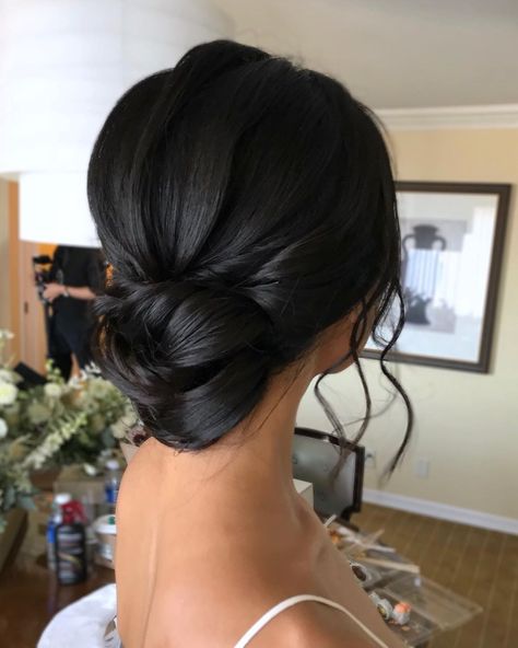 Coa on Instagram: “Simple and elegant updo with textures 🍀 It is hard to show textures on black hair, but we need that to make it look more fun😍  #wedding…” Chignon Simple, Black Hair Updo Hairstyles, Black Wedding Hairstyles, Half Up Half Down Hair Prom, Bridal Hair Updo, Veil Hairstyles, Low Bun, Penteado Cabelo Curto, Elegant Updo