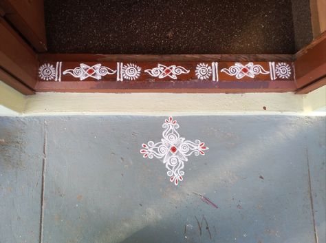 Easy border rangoli design for doorstep Door Border Rangoli Designs With Paint, Rangoli Designs With Paint, Door Border Rangoli Designs, Painting Rangoli Design, Creative Rangoli Designs, Creative Rangoli, Border Rangoli, Rangoli Simple, Rangoli Side Designs