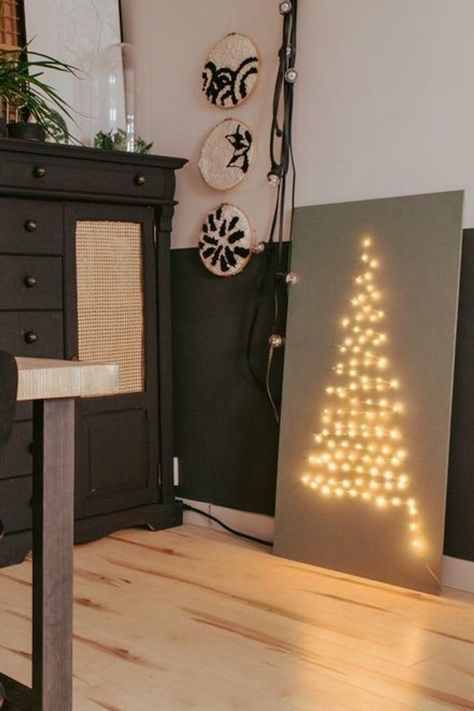 Ons huis staat vol met creatieve kerstversiering, zoals deze kerstboom op een houten plaat. Leuke inspiratie voor kerst knutselen voor volwassenen met boordevol inspiratie! Decor Diy, Christmas Fun, Canvas, Christmas