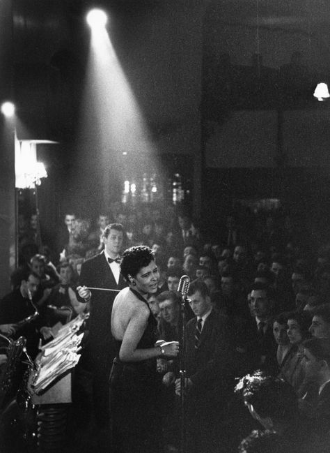 Billie Holiday, like all great artists, is as distinctive, as idiosyncratic, as original off-stage and off-mike as on. Sally Bowles, Billy Holiday, Lady Sings The Blues, Classic Jazz, Jazz Art, Jazz Artists, Center Of Attention, Billie Holiday, Jazz Club