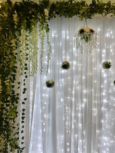 Enchanted Forest Photo Backdrop Diy, Enchanted Forest Theme Engagement Party, Vine Decorations Party, Fairy Forest Quinceanera, Forest Sweet 16 Theme, Enchanted Forest Ball Theme, Enchanted Forest Prom Table Decorations, Enchanted Forest Theme Balloons, Green Theme Party Decorations