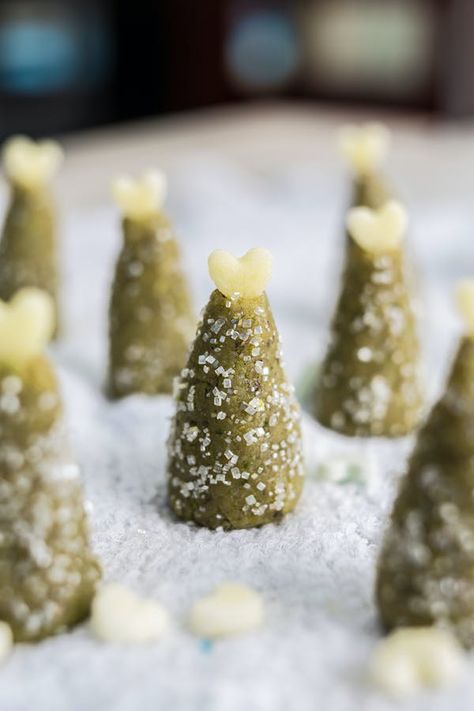 Pistachio Marzipan Recipe, Marzipan Ideas, Marzipan Christmas, Pistachio Marzipan, Almond Marzipan, Marzipan Recipe, Christmas Tree Food, Pretty Desserts, Cake Filling