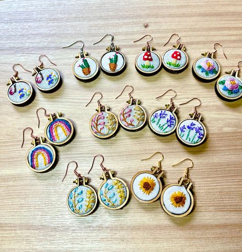 Embroider Earrings, Mini Embroidery Hoop Ideas, Embroided Earrings, Tiny Embroidery Ideas, Mini Embroidery Patterns, Diy Embroidery Earrings, Micro Embroidery, Embroidery Jewellery, Mini Embroidery Hoop