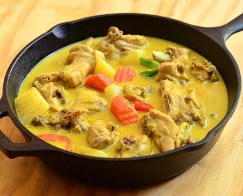 Chicken curry is rich and creamy dish made with chicken, potatoes and carrots simmered in coconut milk and curry spices. Awesome over heaps of rice! Filipino Chicken Curry, Apple Curry, Coconut Milk Chicken, Dishes Recipe, Kari Ayam, Chicken Apple, Curry Spices, Easy Chicken Curry, Curry Dishes