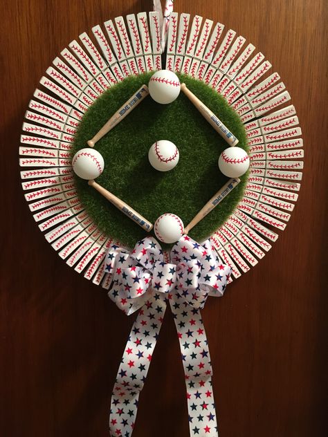 Sport Wreaths, Baseball Wreath, Clothespin Wreath Diy, Crafts With Old Baseballs, Football Clothespin Wreath, Recycled Baseball Projects, Baseball Crafts Wreaths & Garlands, Clothespin Diy Crafts, Baseball Wreaths