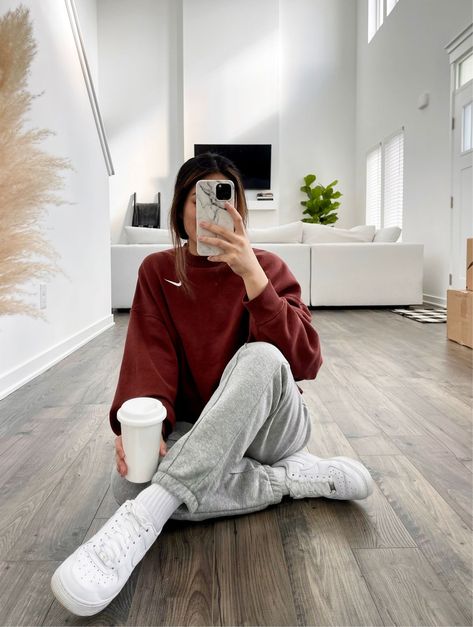 Sweatpants Outfit With Air Force 1, Nike Air Force 1 Outfit Woman Winter, Comfy Nike Outfits, Outfits For Air Force 1 Women, Air Force 1 Winter Outfit Woman, Comfy Outfits Sweatshirts, Air Force 1 Fall Outfit, Sweatpants And Air Force Ones Outfit, Winter Nike Outfit