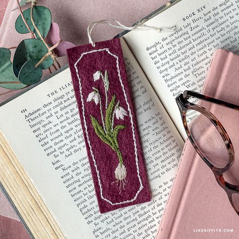 Diy Embroidery Bookmark, Embroidery Bookmark, Bookmark Diy, February Crafts, Felt Bookmark, Idle Hands, Paper Peonies, Corner Bookmarks, Felt Embroidery