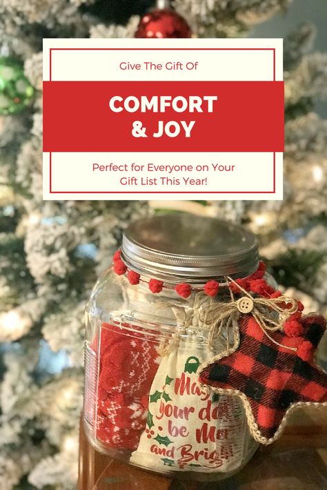 Give the gift of comfort and joy this holiday season. This coffee lover gift in a jar will be perfect for anyone on your gift list! @DunkinDonuts @SOFabFood #GrabHolidayHappiness #ad Easter Egg Decorating Party, Thrifted Christmas, Coffee Tips, Joy Gifts, Seasonal Candles, Mason Jar Crafts Diy, Booth Ideas, Easter Egg Decorating, Comfort And Joy