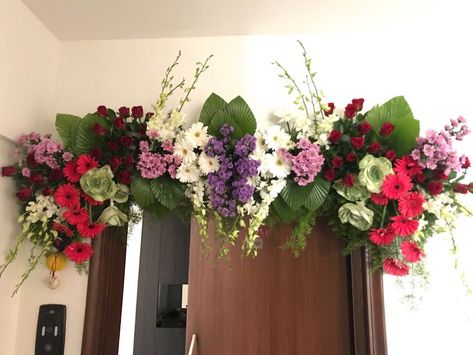 Flower Decorations At Home, Door Decoration With Flowers, Hall Decoration Ideas, Door Flower Decoration, Entrance Door Decor, Entrance Hall Decor, Home Flower Decor, Hall Decoration, Door Hanging Decorations