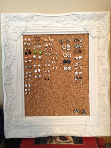 Cork board stud earring holder. I wear more studs than anything else and I had a hard time organizing them. The cork holds the studs in place when upright and you can re-stick the cork many times without the studs falling out! Made for less than $10 too!! Earring Display Board, Diy Earring Display, Stud Earring Holder, Stud Earring Organizer, Jewerly Holders, Diy Earring Holder, Stud Earrings Holder, Jewerly Organizer, Herbst Bucket List