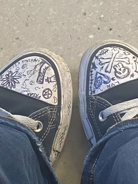 Converse Drawing On Shoes Emo, Converse Shoes Drawing Reference, What To Draw On Converse Shoes, Converse Painting Ideas Easy, Grunge Converse Drawing, Converse Doodles Grunge, Ways To Customize Converse, Converse Shoe Drawing Ideas, Things To Do To Your Converse