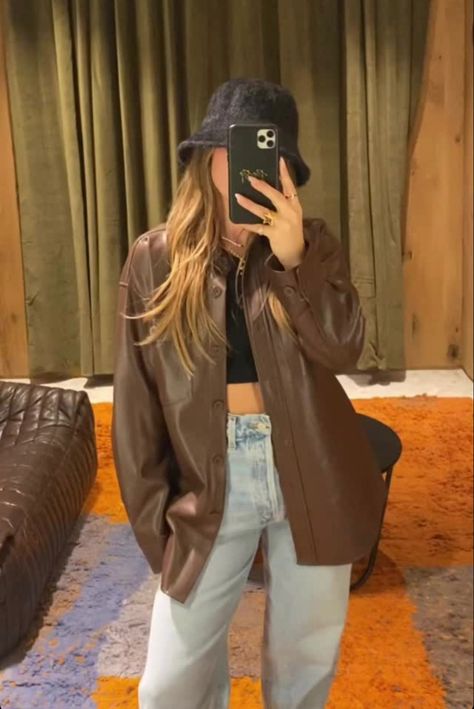 Leather Shacket Outfit, Shacket Outfit Women, Julia Havens, Leather Coat Outfit, Leather Shacket, Shacket Outfit, Leather Jacket Outfits, Elegante Casual, Coat Outfits