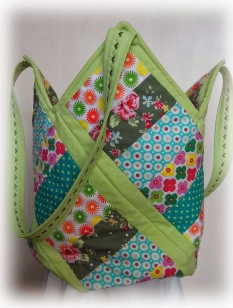 Actually, a windmill bag. It gets it's name from the way it's put together, basically four strips of fabric in the shape of windmill sails a... Windmill Bag, Quilters Bag, Quilted Purse Patterns, Quilted Bag Patterns, Bag Accessories Diy, Crochet Shoes Pattern, Diy Bag Designs, Quilted Gifts, Fabric Purses