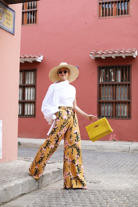 Atlantic Pacific Printed Pants in Cartagena // All about straw on the blog click through to shop! #cartagena #springbreak Street Mode, Bag Photography, Christmas Day Outfit, Hawaiian Theme, Spring Accessories, Vacation Wear, Spring Look, Fashion Sites, Elegante Casual