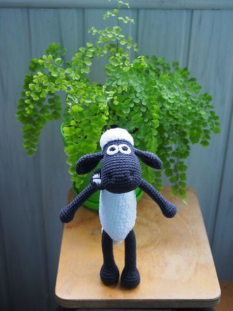 He encontrado este interesante anuncio de Etsy en https://www.etsy.com/es/listing/250768847/shaun-la-oveja-crochet-juguete Shaun Sheep, Sheep Amigurumi, Sheep Crochet, Amigurumi Gift, Alpaca Toy, Easy Crochet Animals, Crochet Animal Amigurumi, Animal Knitting Patterns, Shaun The Sheep