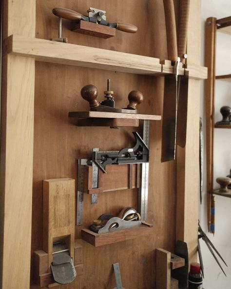 @ateliermateus #marcenaria #joinery #finefurniture #toolstorage #veritas #dictum #atelier #woodworkingshop #lisboa Tool Stands, Workbench Designs, Lumber Storage, Tool Rack, Tool Storage Diy, Workshop Organization, Cabinet Making, Woodworking Techniques, Furniture Maker