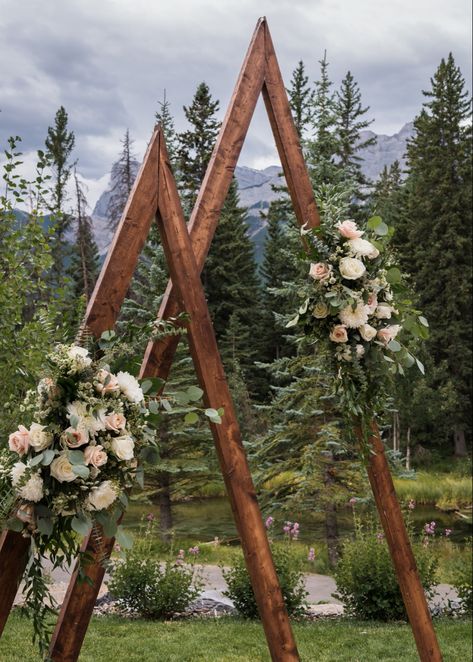 Mountain Arbor Wedding, Mountain Arches Wedding, Wedding Arch Ideas Mountain, Triangle Mountain Wedding Arch, Wedding Alters Rustic, Triangle Alter Flowers, Mountain Photo Backdrop, Mountain Wedding Backdrop, Mountain Wedding Arch Outdoor Ceremony