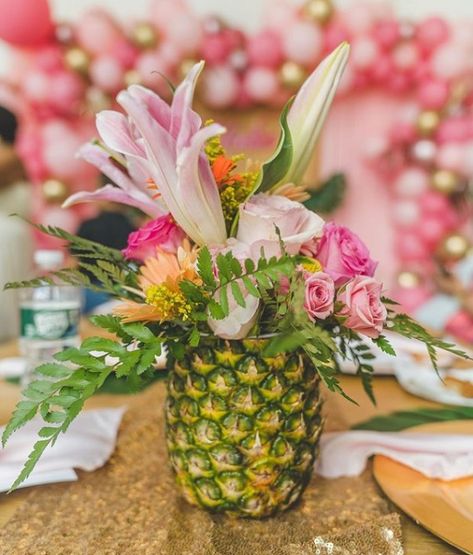 Flamingo Baby Shower Ideas – Baby Shower Ideas 4U Flamingo Baby Shower Ideas, Summer Baby Shower Themes, Hawaiian Baby Showers, Flamingo Baby Shower, Beach Baby Showers, Luau Baby Showers, Calligraphy Workshop, Table Setting Ideas, Tropical Girl