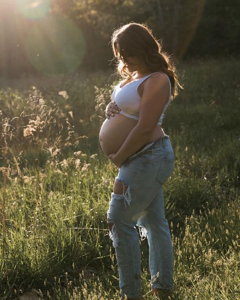 Jeans For Maternity Shoot, Blue Jean And Bra Maternity Pictures, Bra Maternity Pictures, Open Jeans Maternity Shoot, Maternity Pictures Jeans, Maternity Photography Jeans, Maternity Jeans Photoshoot, Denim Maternity Shoot, Jeans Maternity Shoot