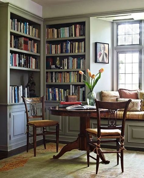 15 Small Home Libraries That Make a Big Impact Small Home Libraries, Home Library Design Ideas, Cozy Home Library, Hiasan Dalaman Rumah, Reka Bentuk Dalaman, Home Library Rooms, Room Library, Home Library Design, Home Libraries