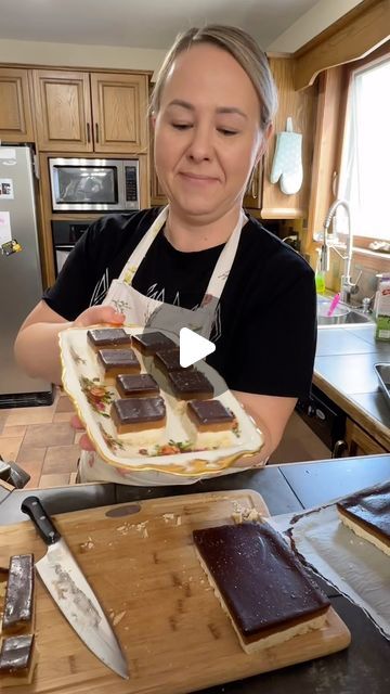 Baked By The Lake on Instagram: "Millionaire shortbread bars for the win 🤤 AKA Ellie bars in my house 🥰 #bakedbythelake #homebaker #homebakery #microbakery #millionaireshortbread #sweets #instarecipe #homemadefood #foodie #recipesoftiktok #recipes #kenora #lotw #canadianbaker" Millionaire Shortbread Bars, Millionaire Bars, Australian Desserts, Crumble Cookies, Millionaire Shortbread, Shortbread Bars, Cookie Bar, Cookie Cake Recipe, Dessert Cake Recipes