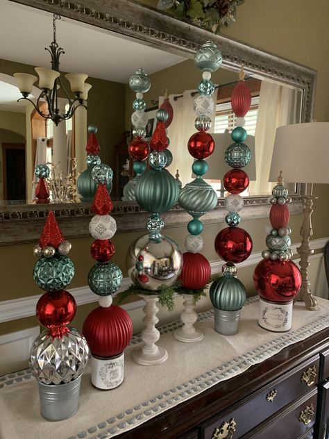 Topiary Christmas Tree, Finial Tree Topper Display, Diy Christmas Ornament Tree, Christmas Finials Ideas Decor, Christmas Ornament Centerpieces, Christmas Topiary Outdoor, Ornament Topiary Diy, Christmas Ball Ideas, Christmas Topiary Diy