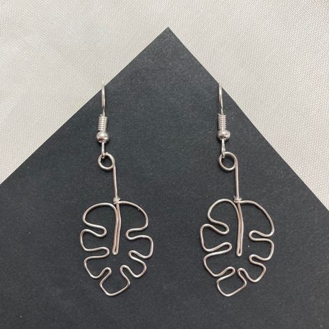 Bent Wire Jewelry, Monstera Leaf Earrings, Monstera Plants, Wire Jewelry Earrings, Swiss Cheese Plant, Plant Jewelry, Art Jewelry Design, Cheese Plant, Wire Jewelry Designs