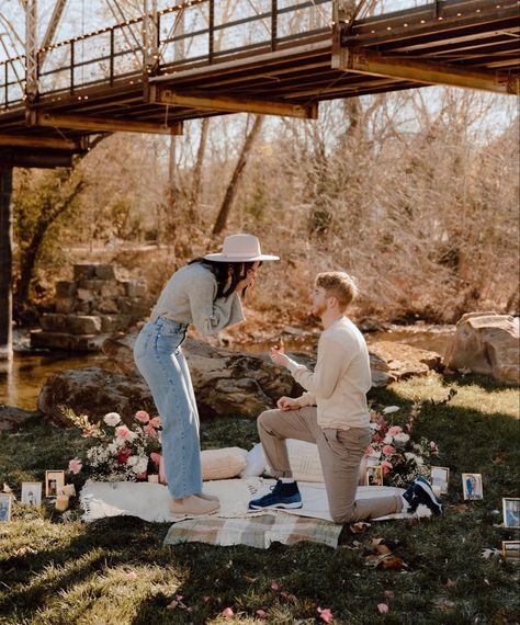 Fall Picnic Proposal, Outside Engagement Ideas, Spring Proposal Outfit, Cottage Core Proposal, Proposal With Pictures Hanging, Surprise Engagement Proposals Ideas, Proposal Setup Outdoor, Picnic Proposal Photoshoot, Purposing Ideas Proposals