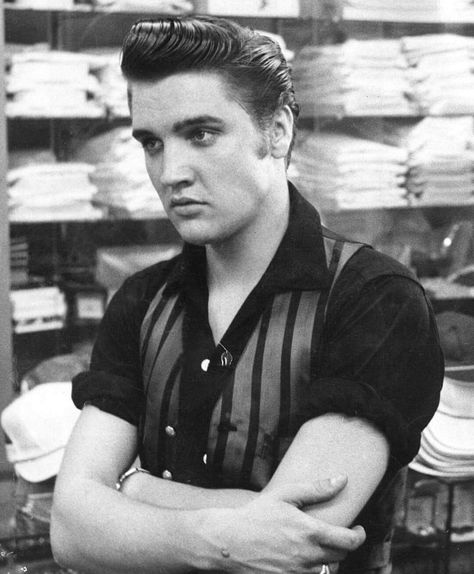 Elvis At Lansky Brothers ~ 1956 Elvis Presley Hair, Young Elvis, Elvis Presley Pictures, Elvis And Priscilla, King Of Music, Cant Help Falling In Love, Elvis Presley Photos, Lisa Marie Presley, Rock N’roll