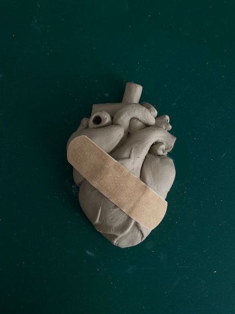 Human Heart Sculpture, Canvas Clay Art, Clay Crafts For Boyfriend, Cool Clay Sculptures, Clay Art On Canvas, Anatomical Heart Art, Heart Clay, Heart Sculpture, Freedom Art