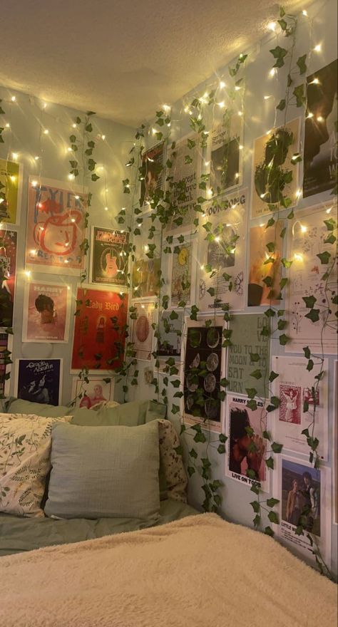 Cute Earthy Room Ideas, Dorm Decor Earthy, Aesthetic Earthy Room, String Lights With Pictures Bedroom, Earthy Indie Bedroom, Cozy Earthy Aesthetic, Earthy Room Inspo Aesthetic, Room Ideas Earthy Tones, Earthy College Dorm Room