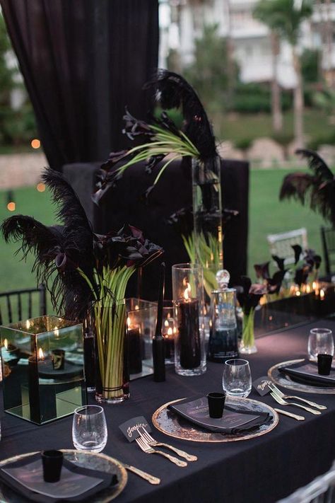 Dark Wedding Theme, Tafel Decor, Halloween Table Decorations, Goth Wedding, Dark Wedding, Gala Dinner, Halloween Table, Gothic Wedding, Wedding Table Centerpieces