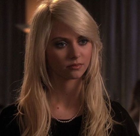 Gossip Girl: Jenny Humphrey Watch Gossip Girl, Taylor Momsen Style, Jenny Humphrey, The Pretty Reckless, Taylor Momsen, Girl Movies, Girls Characters, Dark Fashion, Daily Photo