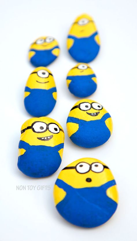 Los minions Minion Painting, Minion Rock, Non Toy Gifts, Art Pierre, Painted Rocks Kids, Painted Rocks Craft, Painted Rocks Diy, Rock Painting Ideas Easy, Diy Bricolage