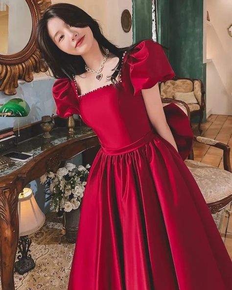 Wine red mid length and full length dress 😍 Available at wholesale prices 💕 #WomenWear #trendingfashions #winereddress #MidLengthDress #wholemart99 Chinese Engagement Dress, Simple Evening Dress, Beaded Bow, Solid Color Dress, On The Run, Mid Length Skirts, Color Dress, Long Sleeve Bodycon, The Run