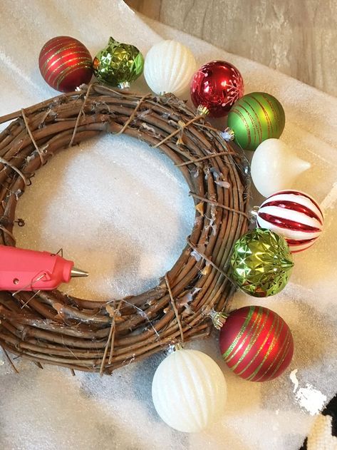 Mini Grapevine Wreath Ideas Christmas Ornament, Christmas Ball Wreath Diy, Christmas Balls Wreath Diy, Green And Red Kitchen, Christmas Ball Wreath, Ornament Wreath Diy, Christmas Boxwood, Crochet Wreaths, Horseshoe Wreath