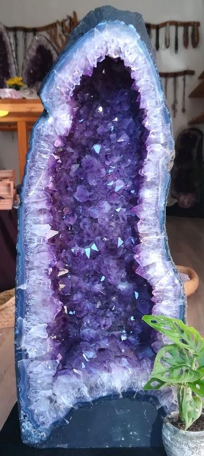 Amethyst Geode Aesthetic, Geode Rocks Crystals, Geode Rocks, Crown Aesthetic, Gold Inspiration, Bijoux Fil Aluminium, Crystal Aesthetic, Rock Decor, Crystal Therapy