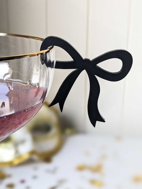 🥂  These stemless, clip-on drink bow tags are the talk of the party! Everyone is having the night of their lives, there's social media proof everywhere and these bow drink clips will create unforgettable memories that will linger long after the party ends. 🥂  🥂 Effortless setup - clip on easily and quickly to any glass 🥂 Reusable and Washable: Simply wipe clean for reuse 🥂 Glamorous Style: Perfect for any event-  hen's parties, bachelorette's, bridal showers, weddings, engagements, baby showers, tea parties, birthdays, happy hours, everyday drinking 🥂 Instant Transformation, turning any gathering into a social media-worthy affair. Leaving a lasting impression on guests and also serves as party or wedding favour! 🥂 Every coquette bow drink tag clip is 45mm x 50mm with a 2mm gap for t Drink Topper, Fest Temaer, Bridal Shower Balloons, Drink Tags, Birthday Goals, White Bridal Shower, Dinner Themes, Chic Party, Wedding Drink