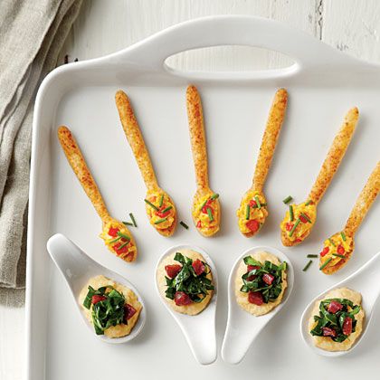 Cracker Spoons with Creamy Pimento Cheese.....101 Bite-Sized Party Foods Ideas Para Catering, Grits And Greens, Shower Appetizers, Individual Appetizers, Fingerfood Baby, One Bite Appetizers, Pimiento Cheese, Mini Appetizers, Small Appetizers