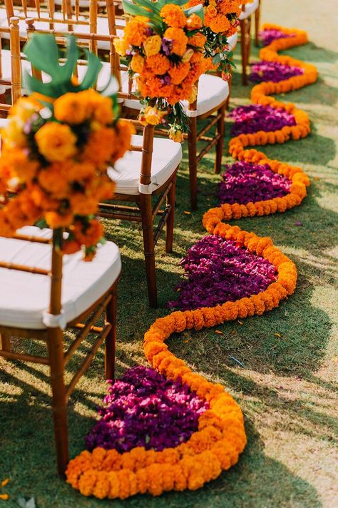 This colorful Bali wedding is fusion of different cultures from Yaya and George's families. Vibrant pops of orange and fuscia decorated the day, but it's the meaning behind each detail, and the traditions they incorporated that make this one special. #Bali #destinationweddings #multicultural Den Mrtvých, Best Wedding Colors, Mehndi Decor, Vine Wedding, Multicultural Wedding, Wedding Indian, Marigold Flower, Bali Wedding, Fusion Wedding