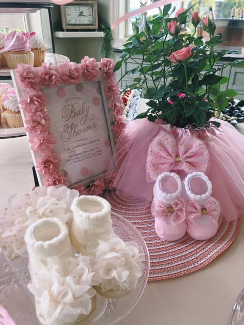 Baby Longmire Shower Coquette Baby Shower Centerpiece, Bow Baby Shower Centerpieces, Coquette Baby Shower Theme, Baby Shower Table Decoration Ideas, Sophisticated Baby Shower, Minnie Baby Shower, Baby Shower Box, Valentines Baby Shower, Baby Shower Souvenirs