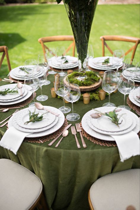 Dining Party Table, Table Setting Round Table, Round Table Setting Ideas, Green Dinner Table, Round Table Settings, Green Table Settings, Green Tablescape, Tablescapes Spring, Moss Centerpieces