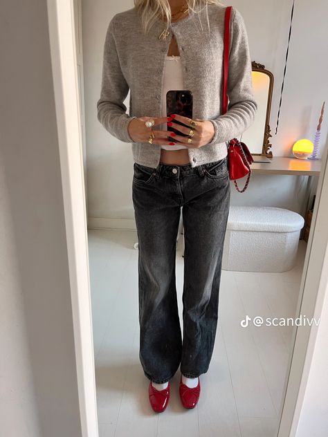 Red Flats Outfit, Outfits With Grey Cardigan, Low Rise Jeans Outfit, Chica Chola, Red Ballerinas, Office Vibes, Ballerina Outfit, Latina Outfits, Look Legging