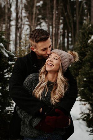 Fun Couple Christmas Photos, Winter Photoshoot With Boyfriend, Winter Photoshoot Engagement, Boyfriend Girlfriend Christmas Pictures, Winter Photos With Boyfriend, Winter Photos Couple, Save The Date Winter Photo Ideas, Family Photo Ideas Winter, Couple Winter Outfits Photo Ideas