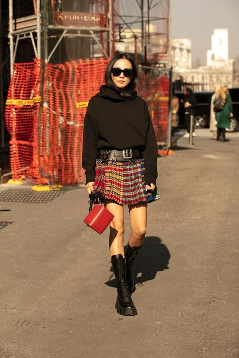 Punk Outfits For Women, Outfits For Women Aesthetic, Punk Fashion Women, Street Fashion Outfits, Street Style Fall Winter, Milan Fashion Week Street Style, In Sync, London Street Style, Runway Trends