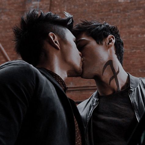 Malec Kiss, Alec And Jace, Clary Y Jace, Malec Shadowhunters, Harry Shum Jr, Magnus And Alec, Shadowhunters Malec, Shadowhunters The Mortal Instruments, Matthew Daddario