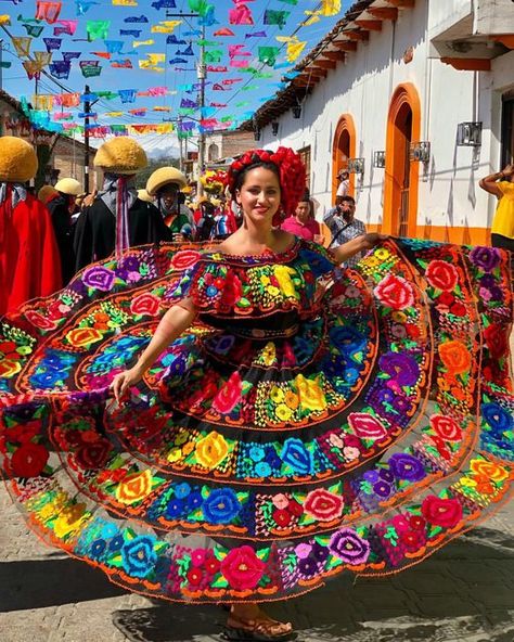 Ropa típica de diferentes regiones de México | Mano Mexicana Chiapas Dress, Folklorico Dresses, Mexico Dress, Mexican Quinceanera, Mexican Quinceanera Dresses, Traditional Mexican Dress, Outfits For Mexico, Mexican Fashion, Mexican Outfit