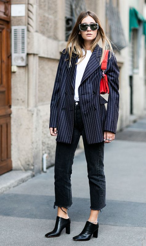 street-style-outfit-fashion-girls-wear Oversized Striped Blazer Outfit, Black Pinstripe Blazer Outfit, Black Striped Blazer Outfit, Striped Blazer Outfits For Women, Pinstripe Blazer Outfit, Amsterdam Outfits, Blazer Outfits Street Style, Striped Blazer Outfit, Navy Blazer Outfits