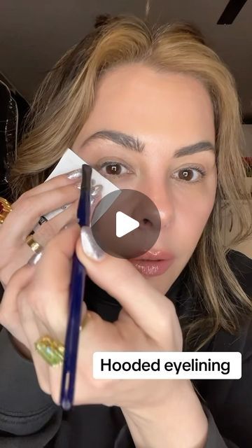 Eyeliner With Eyeshadow Hooded Eyes, Make Up For Hooded Eyes Over 40, Easy Cateye Eyeliner, Hooded Cat Eye Makeup, Cat Eye Over 40, How To Eyeliner Hooded Eyes, Hooded Eye Eyeliner Tutorials, Eyeliner Hooded Eyes Simple, Hooded Eye Cat Eye