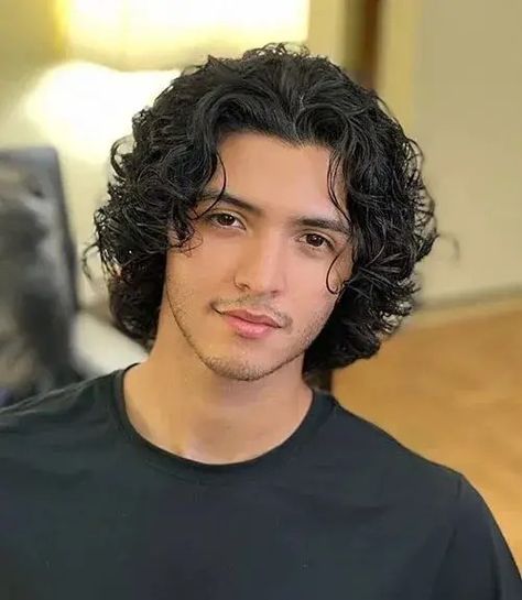 Wavy Hair Men: 25 Ideas for a Breathtaking Look Men Wavy Curly Hairstyles, Curl Men Hairstyles, Short Layered Curly Hair Men, Long Wavy Hair Men Style, 2c Men Hair, Curly Mid Length Hair Men, Curly Medium Hair Men, Curly Flow Hairstyle Men, Hispanic Men Curly Hair